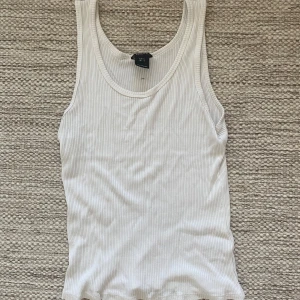 Ribbad vitt linne  - Rubbat vitt linne!