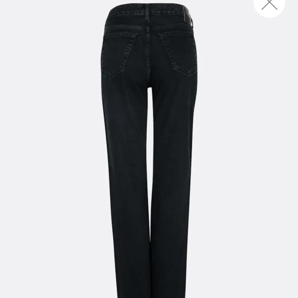 Säljer ett par svarta jeans som är helt nya, aldrig använt bara testad, ny skick, inga defekter💕. Jeans & Byxor.