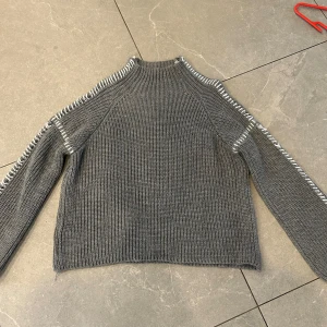 Ljusgrå stickad tröja  - I mycket bra skick 