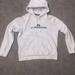 J Lindeberg hoodie - J Lindeberg hoodie som är i bra skick, inga synliga fläckar. Storlek M men passar S med. Hör av dig vid frågor eller prisförslag.