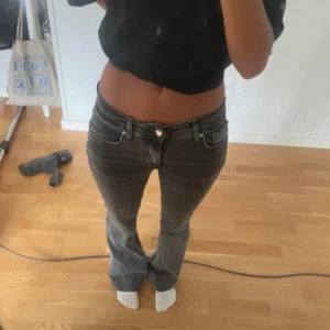 Supersnygga jeans - Säljer nu det här supersköna och snygga lågmidjade bootcut jeansen från Gina Tricot. Endast använda ett fåtalgånger och har inget slitage Fler bilder finns på förfrågan och pris går att diskutera!