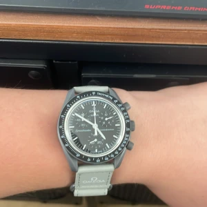 Omega x Swatch  - Mission to mercery moonswatch i nyskick. Ingen box.