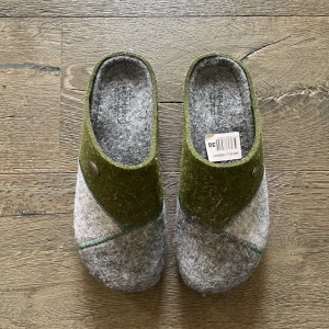 Nya Moheda-tofflor - Jättesnygga gråa och gröna Moheda-tofflor, helt oanvända. Normala i storleken.