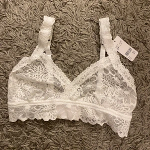 Helt ny spets BH / topp - Helt ny spets behå / topp i storlek S. Nypris 149kr.