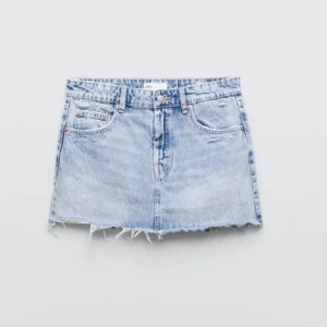 Jeansshorts  - Jättefina jeansshorts fårn Zara. (Det jag gått sönder lite så det är som en slits på sidan, fråga om bild!)
