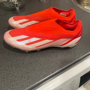 Adidas crazyfast fotbollsskor  - GRÄS SKOR!! Använda på gräs ungefär 2-3 gånger, funkar helt som nya, Dem kostar 2600KR helt nya, pris kan diskuteras