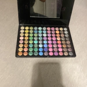 Ögonskugga med fina färger  - Nyskick, nästan aldrig använd. 