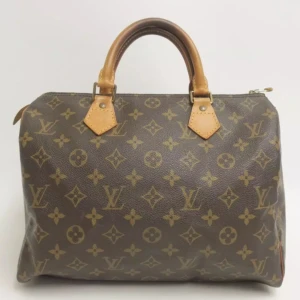Louis Vuitton Speedy 30 - Louis Vuitton Speedy. Ett måste i väskkollektionen! Bra storlek för både vardagsbruk och resor. Perfekt att använda som skol-/arbetsväska. Speedy ger en touch av lyx och stil till varje outfit.