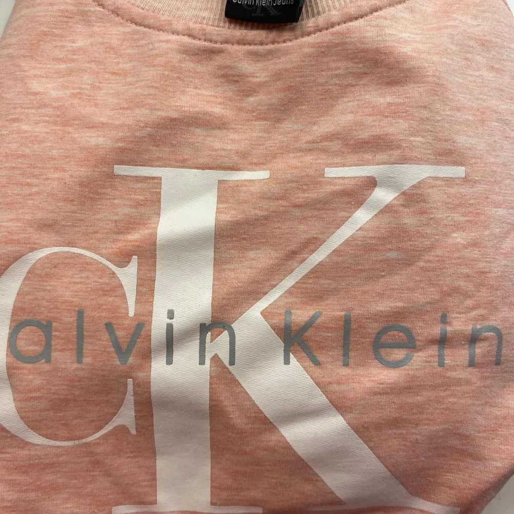 Säljer denna oanvända tröja. Tröjan är en mysig Calvin Klein sweatshirt med Calvin Klein tryck på. Tröjan är rosa.. Tröjor & Koftor.