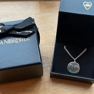 Maria Nilsdotter halsband! - Så fint och unikt halsband ifrån Maria Nilsdotter❤️ jättebra skick. Sällsynt kollektion. Köp gärna genom Plick! Den fina boxen medföljer såklart☺️