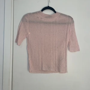 Rosa tröja - Rosa tröja med diamanter på. Köpt utomlands från Zara. Tunnt lite genomskinligt tyg. Prislappen hänger kvar och tröjan är aldrig använd