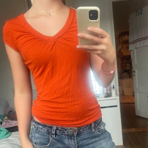 Tshirt  - Fin tröja med v ringning. Ett litet hål i ryggen som knappt syns, på andra bilden 