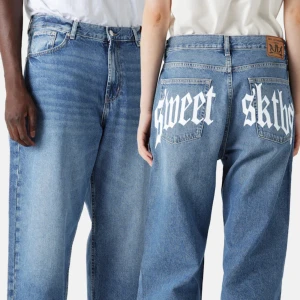 Sweet sktbs jeans  - Sjukt snygga sweet sktbs jeans!! Finns lite slitningar på texten där bak men så det blir efter några användningar! För små för mig tyvärr ://  82cm i midjan. Köpta för 899! 
