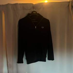 En helt vanlig fred Perry half zip.  Använd ett få gånger inte så många Bra skick  