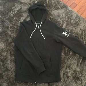 Under armour kofta - En snygg kofta perfekt till tex gym osv. I väldigt bra skick. Storlek M. Skriv för fler bilder eller andra frågor.