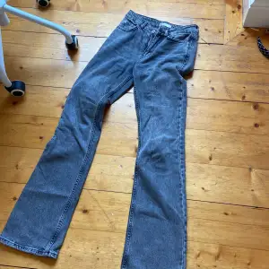 Boot Cut, från Gina, storlek 32, vill få sålda snabbt❤️ kan gå ner i pris, knappast använda inga defekter alls, låg midja