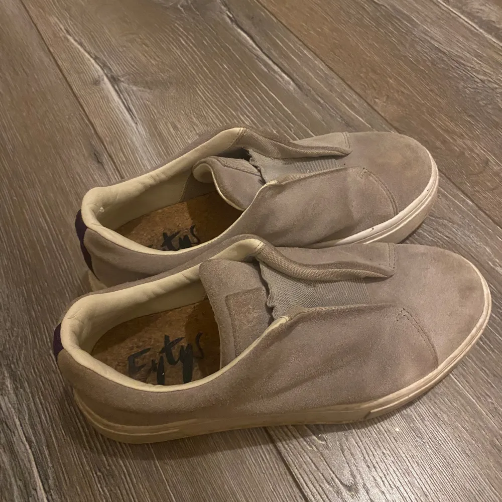 Bra skick, normal i storleken, lite fläckar där fram. Kengät.