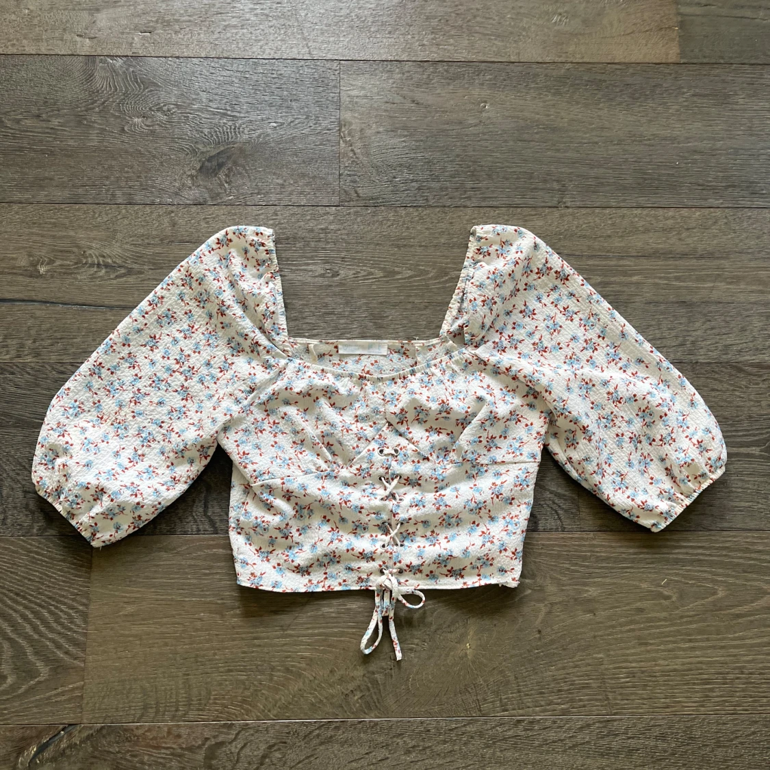 Vit blommig croppad topp / blus - 90