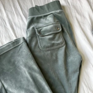 Ett par juicy couture byxor - Ett par fina mjukisbyxor men en otrolig färg!!