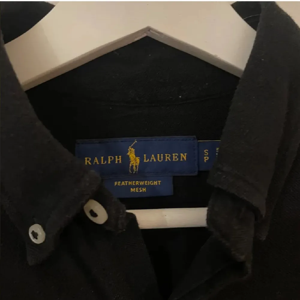 Polo Ralph Lauren - Skjorta /Shirt - Featherweight Mesh. Jag säljer min Polo Ralph Lauren - skjorta I väldigt gott skick. Storlek: S Färg: Svart Material: Bomull 100% Sex: Man pris endast 499 kr✅. Skjortor.