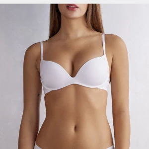 Intimissimi bh - Helt nya bhr från intimissimi, det blev något konstigt med mitt andra inlägg så lägger ut igen. Storleken är 32C men passar på mig som har en A kupa🥰säljer st pris
