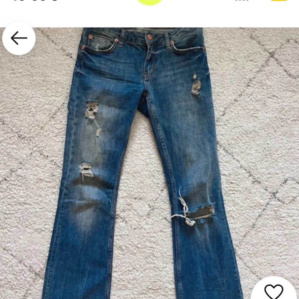 Säljer dessa bootcut jeans då dom inte passar mig! Hör av er vid frågor💘. Jeans & Byxor.