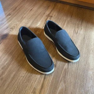 Loafers - Riktigt snygga loafers som är i ett extremt bra skick då dom är använda Max 3 gånger. Storleken är 40. Priset kan diskuteras! Kom med frågor!