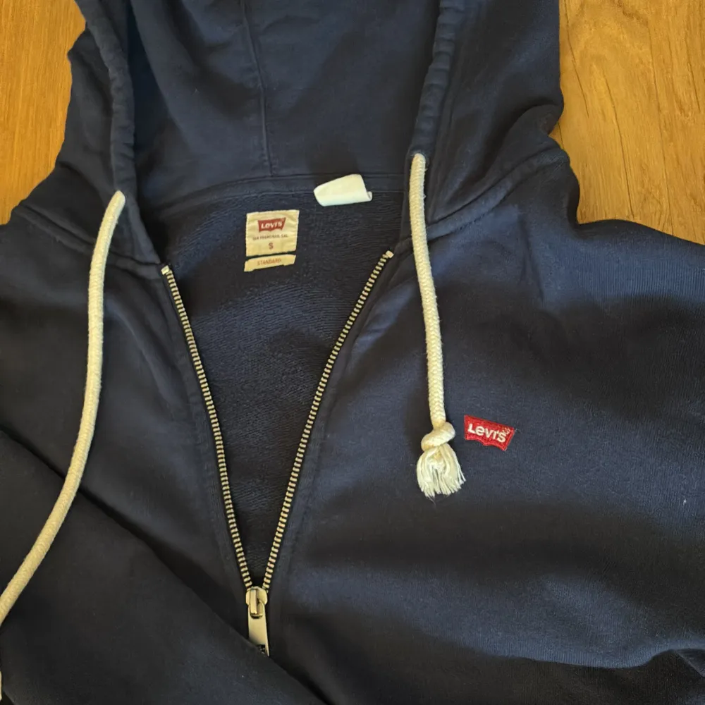 Riktigt snygg zip up från Levis för kanonpris, köpt i butik ca 1 år sedan för 800kr. Använd ett fåtal gånger 9/10 skick. Hoodies.