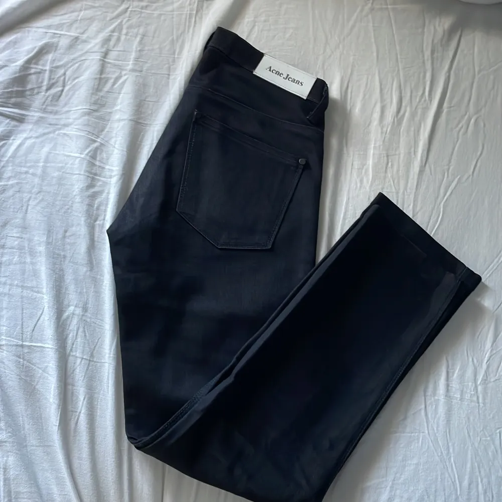 Skit snygga slim acne jeans som är perfekta för hösten och i princip nya! Säljer eftersom de var förstora. Går att såklart pruta vid snabb affär, modell: Max cash. Jeans & Byxor.