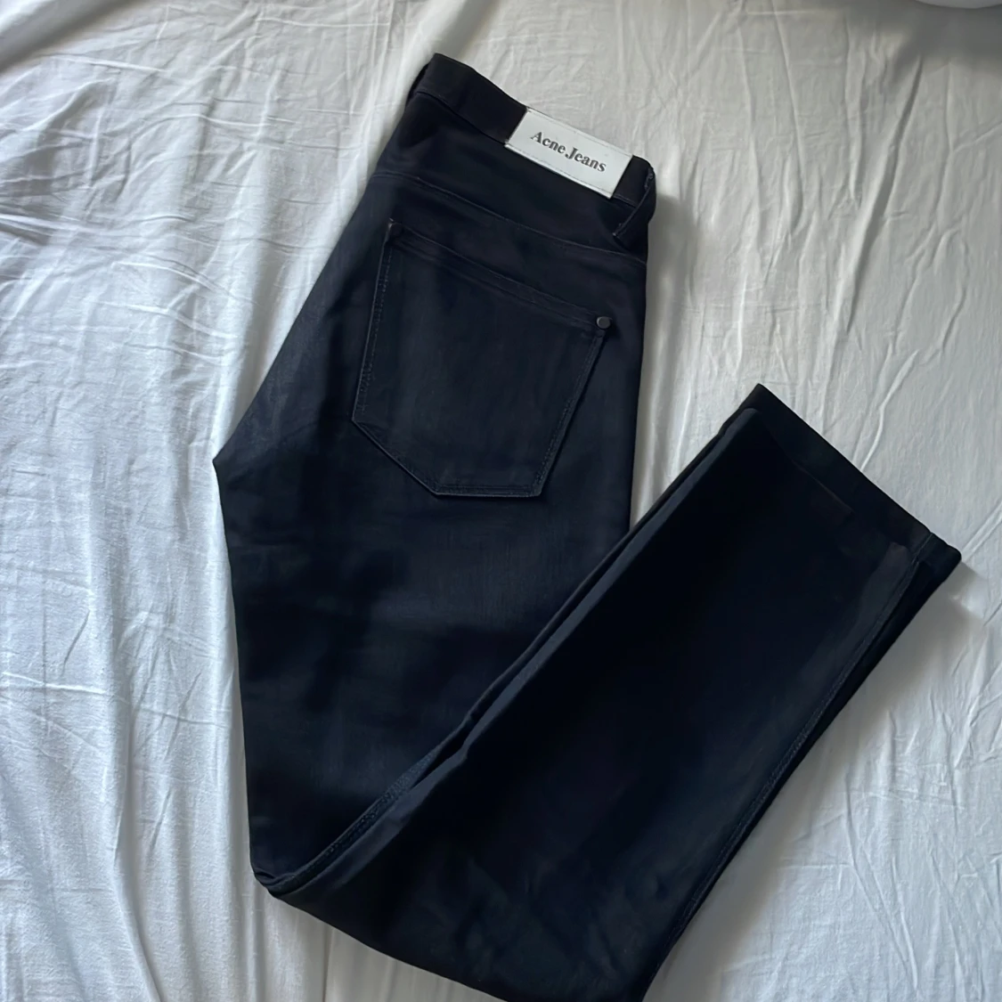 Svarta acne jeans