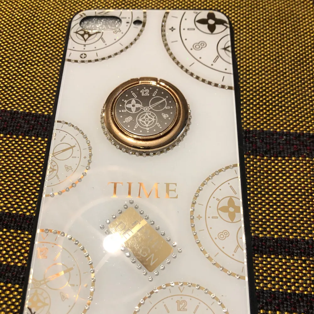 Jättefin ringskal till iPhone 7plus/8plus/Skärmskydd ingår Färg:vit Kontakta mig om du undrar över något .. Accessoarer.