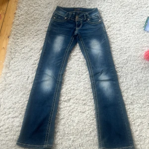 Low wasit bootcut jeans  - Säljer dessa sjukt snygga jeans!!! Då dom ej kommmer till andvändning längre,de är väldigt low wasit💓