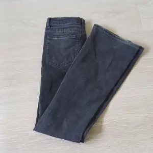 Jätte fina svarta Levi's jeans, helt oavända!💕 Bootcut, pris kan diskuteras