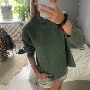 Stickad tröja  - Grön stickad polotröja från hm 😉😉