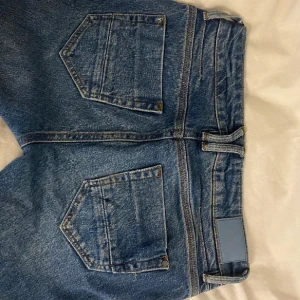 Lågmidjade jeans - Lågmidjade bootcut jeans. I fint skick, skriv för fler bilder.