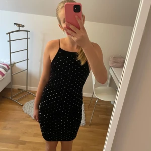 Svart klänning - Superfin svart tajt klänning med silvriga paljetter!🩷 Den är från H&M och är i storlek XS. Den är stretchig i materialet. Använd en gång!
