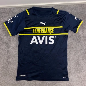 Fenerbahce 2021/22 ”ÖZIL” - Storlek S. Normal passform. Perfekt skick, inga skador. Äkta fotbollströja.