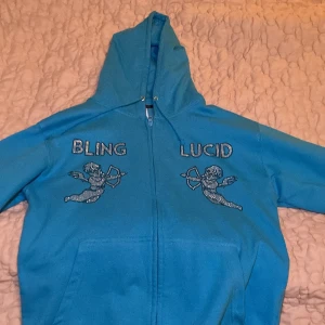 Helt ny tröja har inte använt den va för stor så tänkte sälja den - Bra skick Rhinestone tröja 