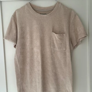 Kappahl t-shirt - Typ frotté material på tröjan, ganska använd. Säljs väldigt billigt