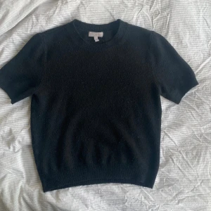 Stickad t shirt  - Svart stickad t shirt från H&M 🩷 storlek M men små i storleken 💕