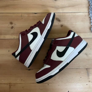 Nike low dunk - Nike low dunk skor. Ganska fint skick, se defekter på bild 3. Köpta i mars för 1599kr.