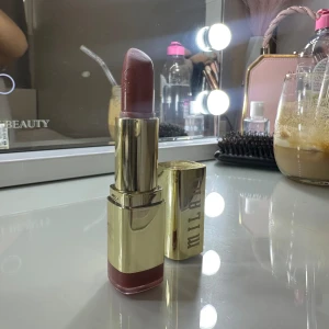 Milani läppstift  - Använd två gånger 