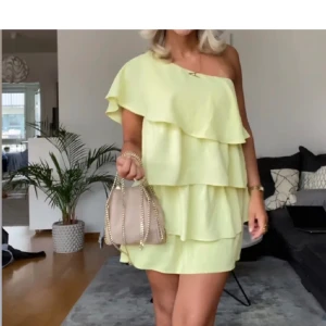 Zara klänning  - Super fin zara klänning i jätte bra skick🥰🥰 Tar inte emot några bud under 880❣️