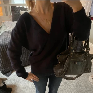 Stickad tröja med öppen rygg - Säljer denna så fina stickade tröjan med öppen rygg men man kan även vända på den så man får en v-ringning där fram💗