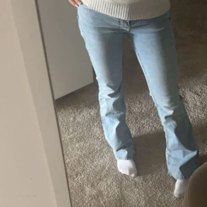 Ljusblåa jeans  - Ett par jeans från Gina tricot som inte kommer till användning, de är i strl 34 och säljer för 120kr.