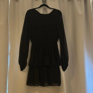 Svart klänning  - Säljer denna jättesöta klänning då den tyvärr är för liten för mig. Har ingen lapp med storlek kvar men tror att det är xs. Fint skick! 