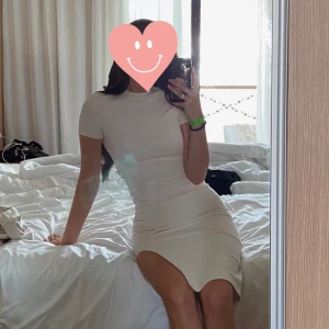 Klänning - Superfin klänning från stradivarius. Använd några gånger men är i kanonskick!!