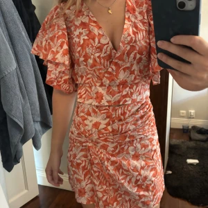 Mönstrat Zara Set - Jättefint mönstrat set från Zara i storlek xs 🧡man kan även ha kjolen och blusen för sig. Kjolen är som en kjol fram och shorts bak. Kjolen är använd en gång och blusen har pris lappen kvar så väldigt bra skick på båda. Säljer bara båda tillsammans 💗