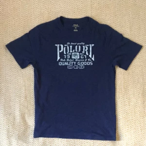 Ralph Lauren T-Shirt Storlek L - Fin Ralph Lauren T-Shirt i nyskick. Storlek L. Pris kan diskuteras