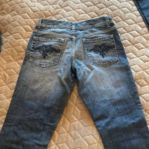Lågmidjade utsvängda jean - Super fina och nästan oanvända jeans.  Midja: 33x2 Innerben:70cm